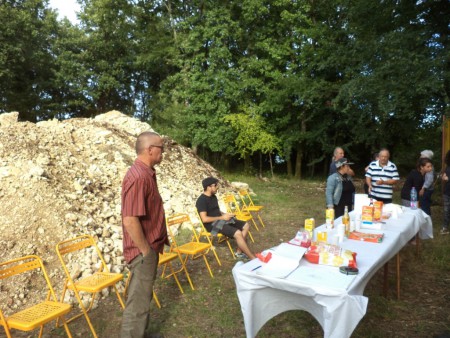 attendant l arrivee des responsables de la Maison des Bateliers, leur hôte , en France